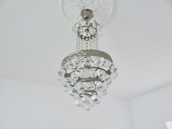 Image 1 of Lámpara de araña de globo aerostático con una cesta de gotas de cristal.