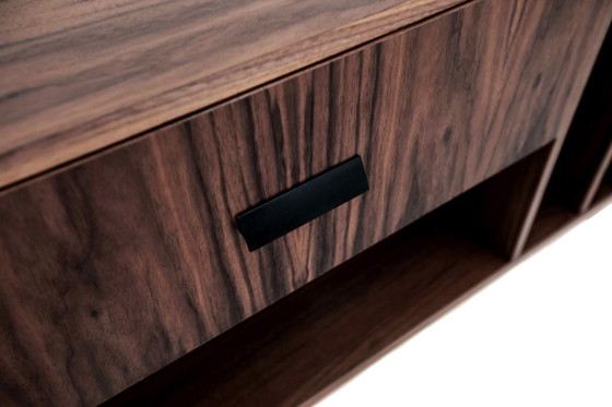 Image 1 of Mueble de nogal para tocadiscos y vinilos O-S12