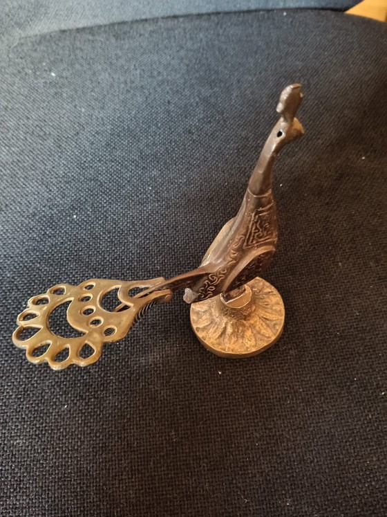 Porta Kohl d'Epoca in Ottone Finemente Inciso a Forma di Pavone – Sculture, Brass (photo 4 of 8)