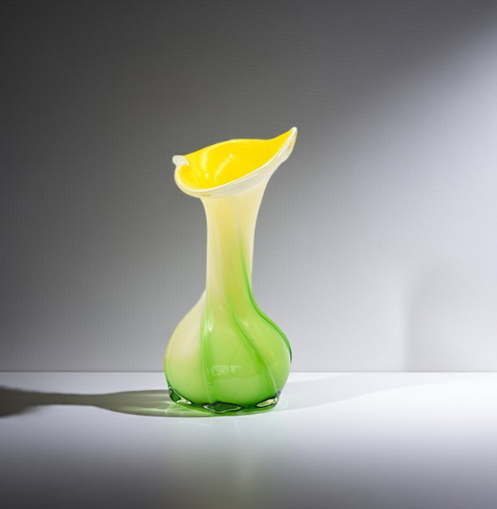 Image 1 of Jarrón de cristal de Murano amarillo-verde - Borde corazón/flor - Diseño italiano, H 20cm