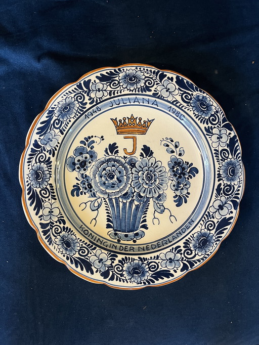 Delft Blauw handgeschilderd limited oplage. Koningin JULIANA der NEDERLANDEN 1948-1980 Royal Delft Blue Hand Painted Exclusive 