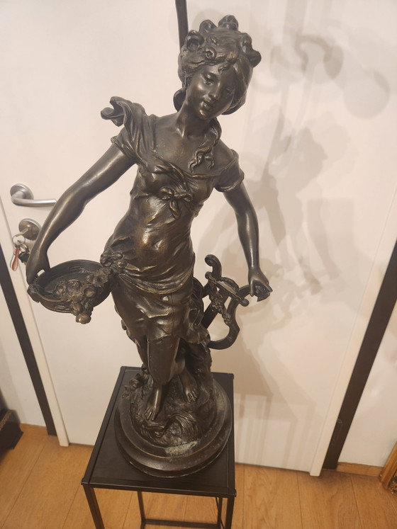 Image 1 of Grote Monumentale Bronzen Lamp / Vloerlamp naar L. & F. Moreau - "Vrouw met lier" met Tiffany-stijl glaskap - 100 cm - 15,5 kg