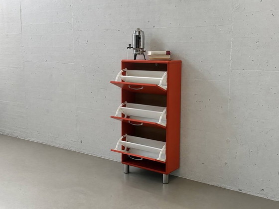 Tenzo Malibu Schuhschrank mit 3 Klappen, Retro Design in Rot, 1960er Jahre – Aufbewahrungsschrank, Metal (photo 3 of 10)