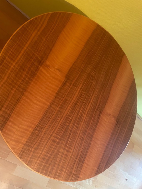 Image 1 of Großer runder gedrechselter Tisch