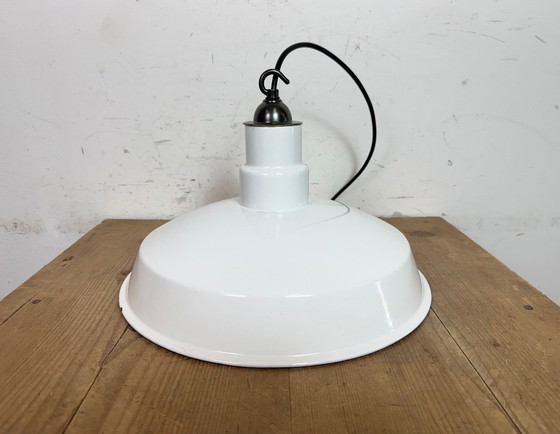 Image 1 of Industriële witte geëmailleerde fabriekshanglamp, jaren 60