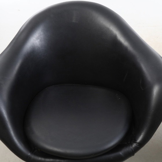 Image 1 of Een paar vintage draaibare fauteuils van zwart kunstleer met chromen onderstellen, daterend uit 1980-1990 en in goede staat.