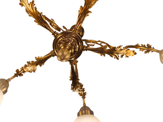 Image 1 of Große Messing-Hängeleuchte im Hollywood-Regency-Stil – 5-flammig mit Opalglas (Ø ca. 92 cm)