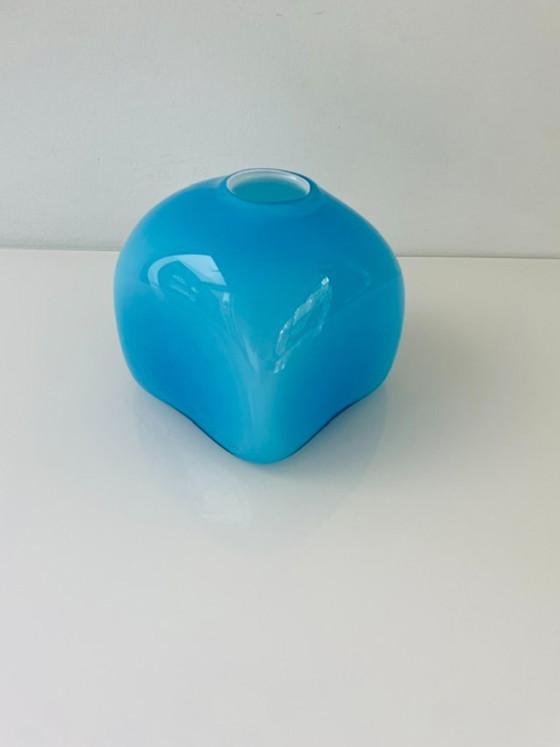 Image 1 of Vase en verre soufflé à la bouche, de forme cubique bleue