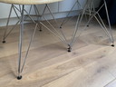 2 sillas laterales Eames Miller DSR de fibra de vidrio – color pergamino oscuro