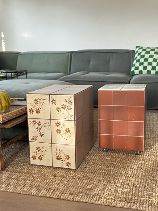 Carreaux anciens sur une petite table