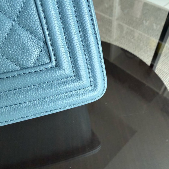 Image 1 of Chanel Boy Medium - Caviar 25CM Gewatteerd Blauw Goudkleurige Hardware 25