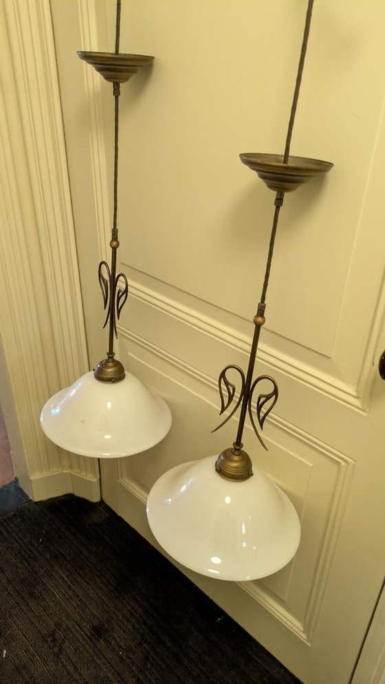 Image 1 of Deux lampes suspendues vintage de style Art déco, abat-jour opalin