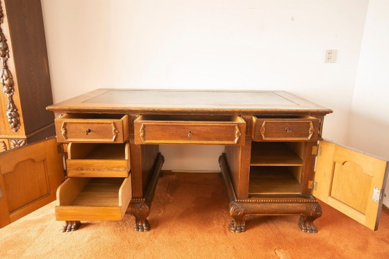 Bureau, bibliothèque/vitrine et table ronde assortie ornée de pattes de lion – Bureaux, Glass, Wood (photo 5 of 9)
