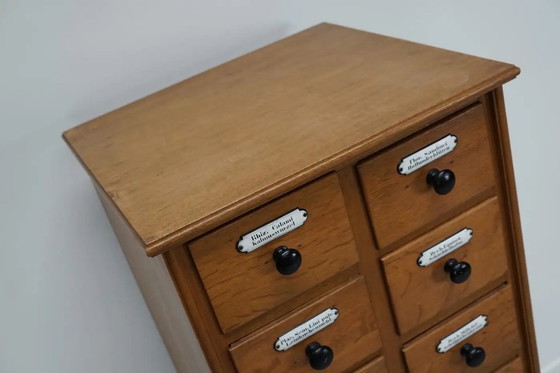 Image 1 of Botiquín alemán antiguo de roble con placas esmaltadas, años 40