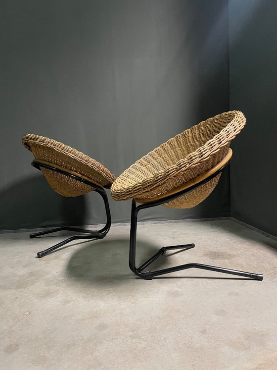 Rare pair of 'Rohe' Wicker and Metal Lounge Chairs 1960, Rohé Noordwolde, Armchairs, Brown, Vintage (photo 4 of 5)