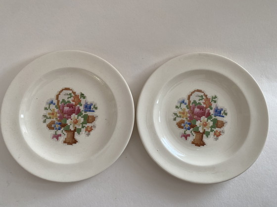 Image 1 of Cesta de porcelana Salem, fabricada en EE. UU. aproximadamente en 1950.