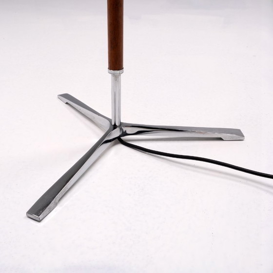 Image 1 of Vloerlamp van chroom en teakhout met zijden kap.