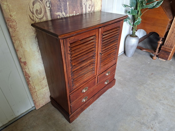 Image 1 of Cassettiera in teak, pensile a muro, dimensioni: 90x38 cm, altezza 100 cm.