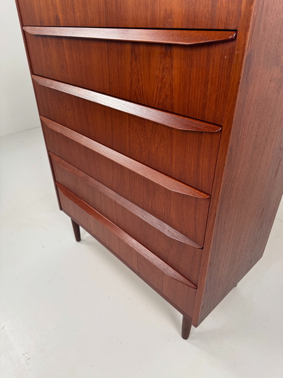 Image 1 of Commode danoise en teck – Élégance de la façade sculptée