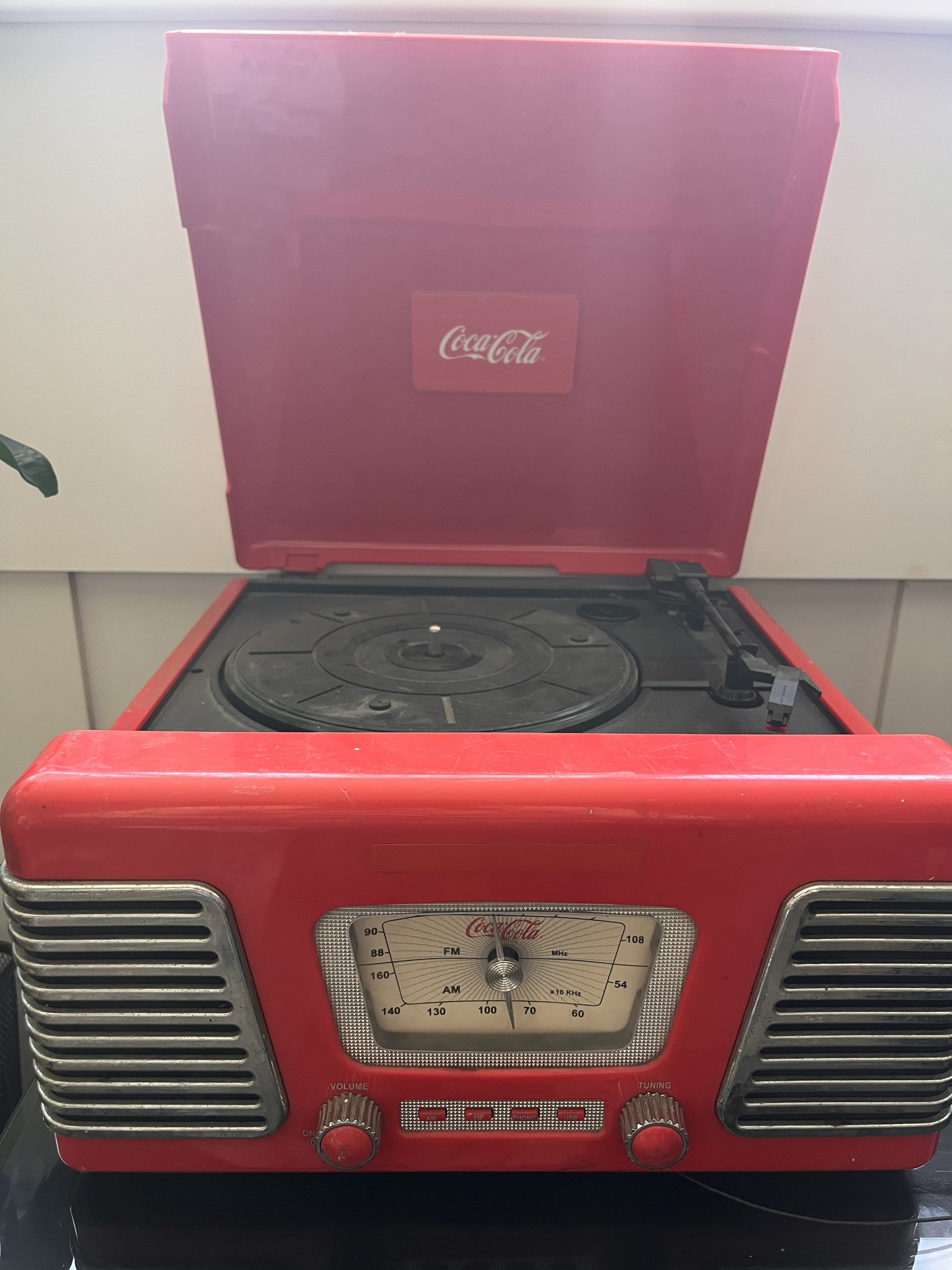Record player radio Coca Cola | €175 | Whoppah