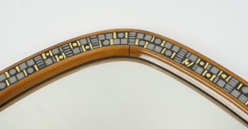 Très beau et rare miroir moderne des années 1950, orné d'une mosaïque et encadré en bois de cerisier.