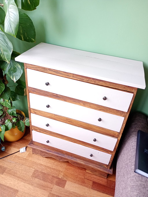 Oak chest of drawers.