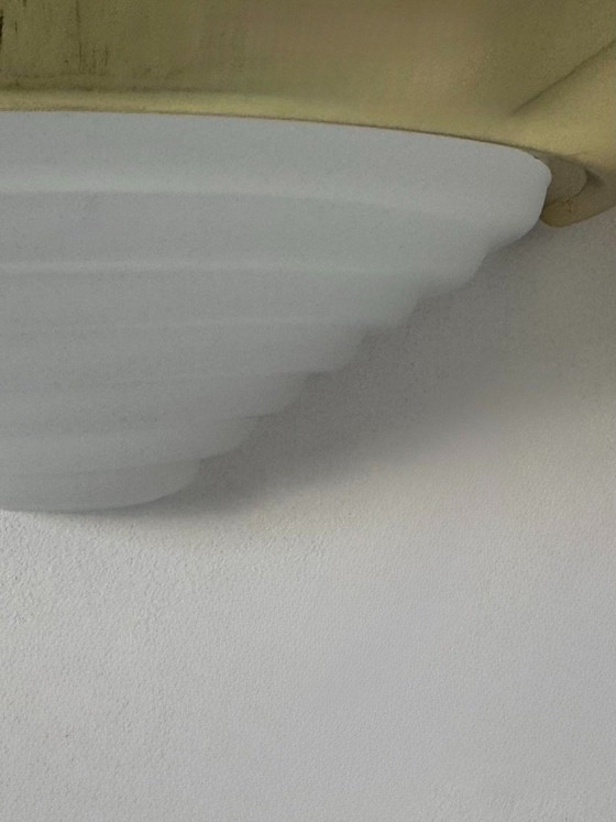 Een paar vintage wandlampen van gegoten glas en messing, Frankrijk, 1970. (photo 6 of 6)