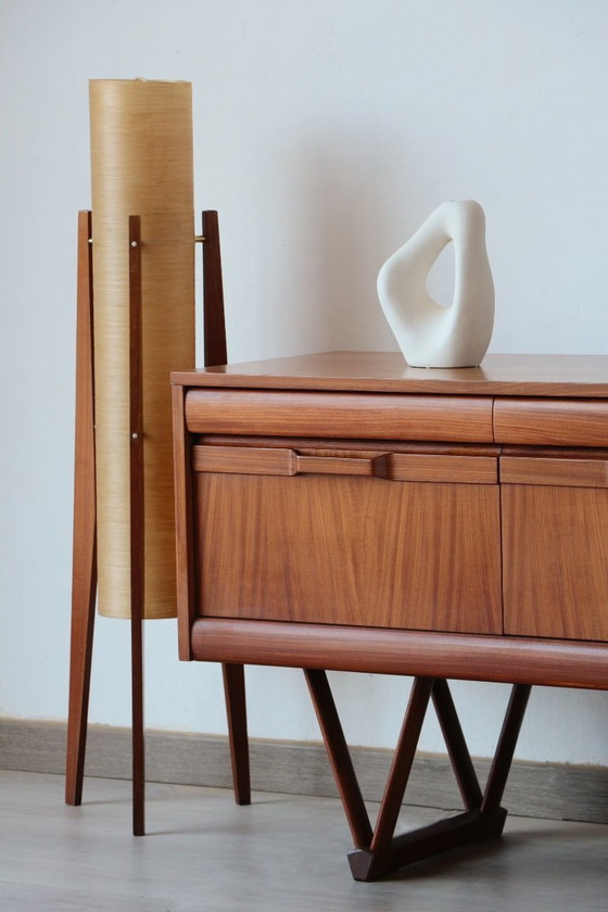 Image 1 of Elliotts of Newbury Low Dressoir: een icoon van mid-century design in teakhout