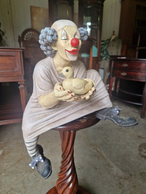 Escultura del payaso Juno Asilo