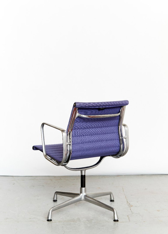 Image 1 of Sedia di gruppo in alluminio Charles & Ray Eames EA 108 per Vitra