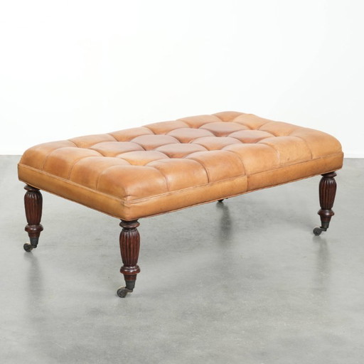 Grand pouf/table basse XXL en peau de mouton sur roulettes, de style Chesterfield anglais classique.