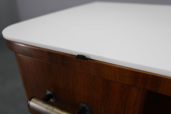 Image 1 of Table de nuit des années 1940 en finition noyer avec plateau en verre, Tchécoslovaquie