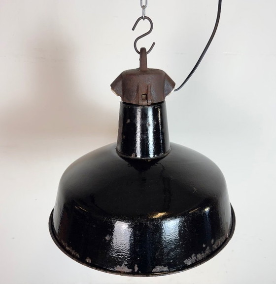 Image 1 of Industriële zwarte geëmailleerde fabriekslamp met gietijzeren bovenkant, jaren 50