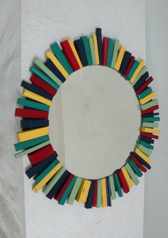 Vintage ronde wandspiegel met een kleurrijk, rustiek houten frame, handgemaakt. – Wood, Glass (photo 2 of 5)
