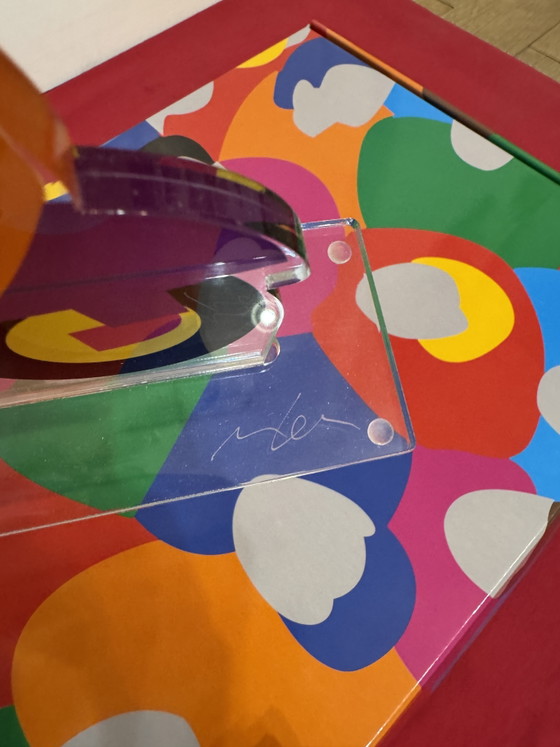 Marco Lodola Serigrafia Plexiglass da Appoggio Kiss in Motion 31,3x0,7 x42,3 cm – Sculture (photo 4 of 6)