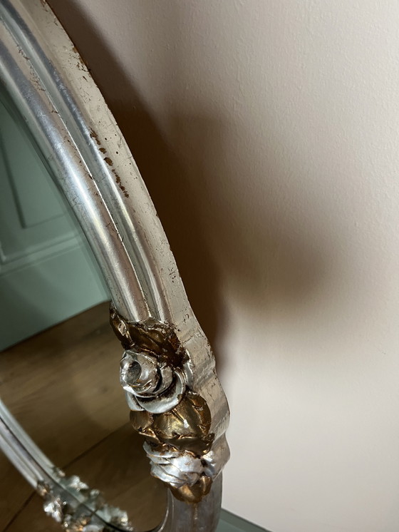 Image 1 of Ovale barokspiegel met zilverkleurige lijst/gouden bloemen