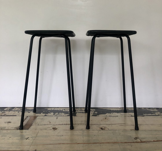 Image 1 of 2 sgabelli vintage in metallo nero con seduta in similpelle