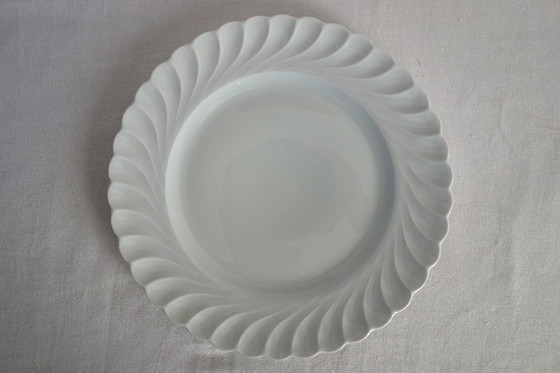 Image 1 of Set van 8 witte, gedraaide porseleinen dinerborden van Limoges Haviland.