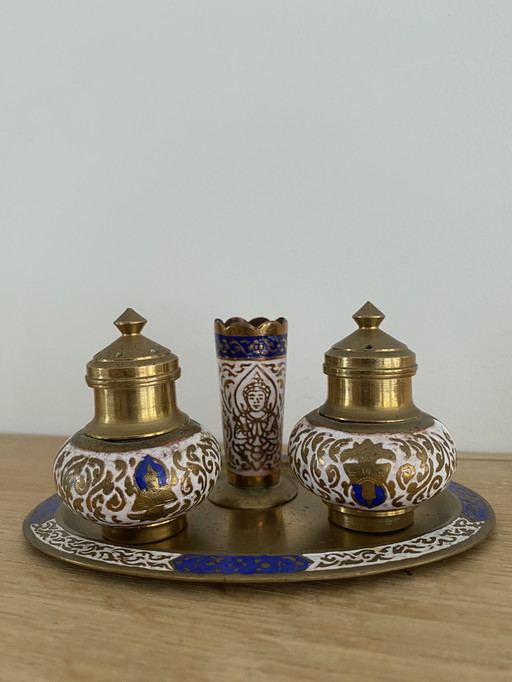 Vintage messing geëmailleerde peper en zout tandenstokerhouder op dienblad