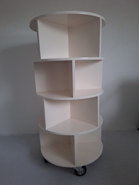 Meuble rond inspiré du design de Roderick Vos – Bibliothèques, Wood (photo 2 of 5)