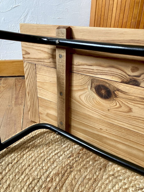 Image 1 of Salontafel met grenen blad en buisvormig metalen onderstel, jaren 1950