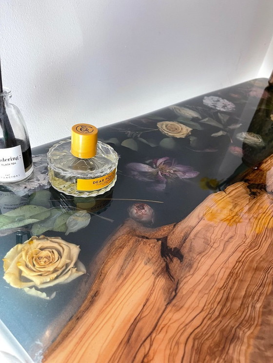 Image 1 of Tavolo unico realizzato in resina epossidica