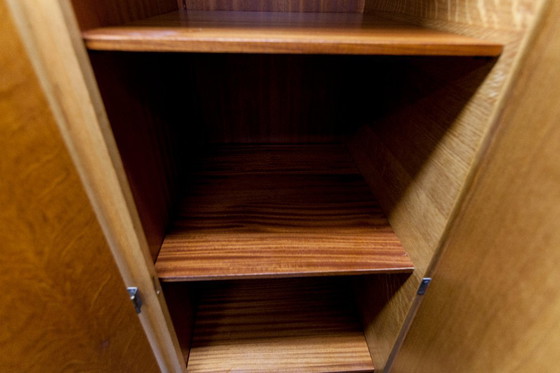 Image 1 of Französischer Kleiderschrank mit geschwungenen Beinen, 3 Türen, 1 Spiegel (27 x 130 cm) und 1 Schublade