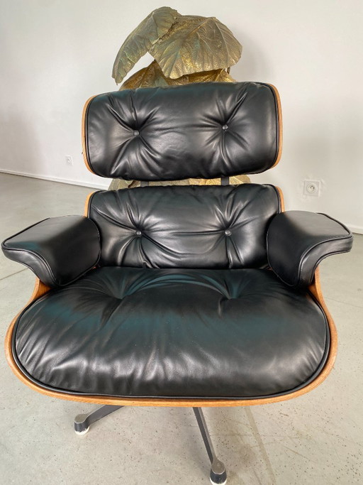 Charles e Ray Eames Lounge Chair e Ottomana 1991 – Charles & Ray Eames, stoelen fauteuils, Leather, Wood (photo 2 of 10)