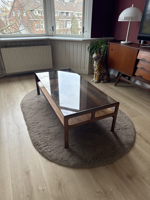 Table basse en palissandre avec plateau en verre fumé