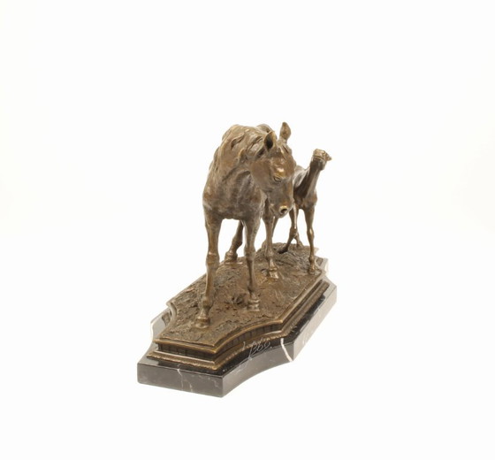 Image 1 of Große Bronzeskulptur einer Stute mit Fohlen auf Marmorsockel, signierte Kunststatue, neu