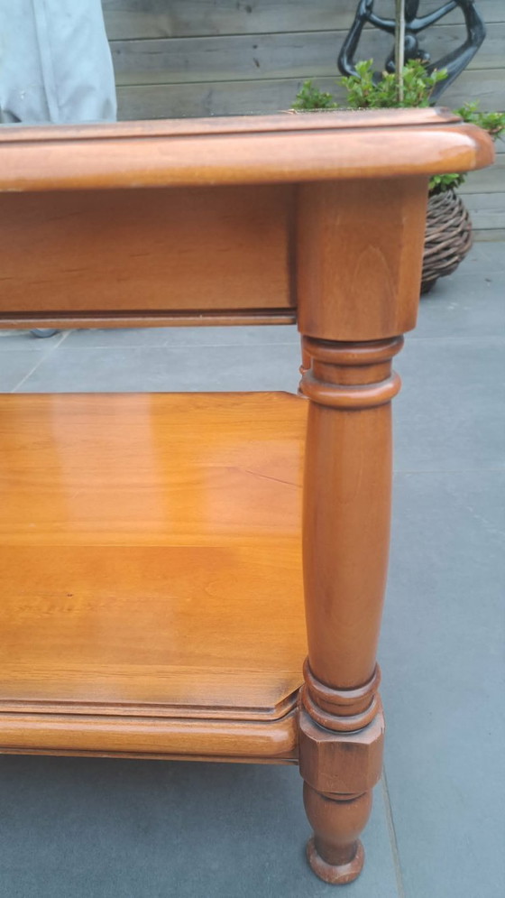 Image 1 of Set van 2 Klassieke Italiaanse Bijzettafels / Salontafels (60x60 cm) – Hout & Glas