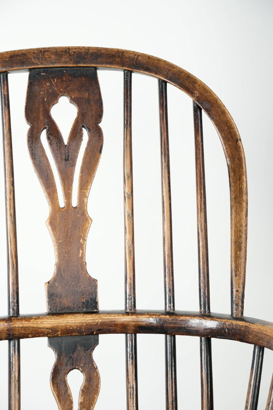 Image 1 of Elegante silla Windsor inglesa antigua de respaldo alto de principios del siglo XIX.