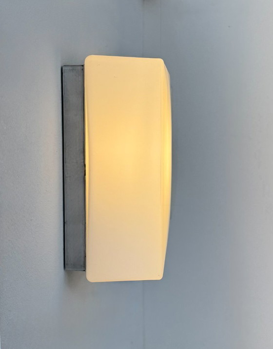 Image 1 of Coppia di applique vintage, metallo spazzolato e vetro opalino, Francia, 1970