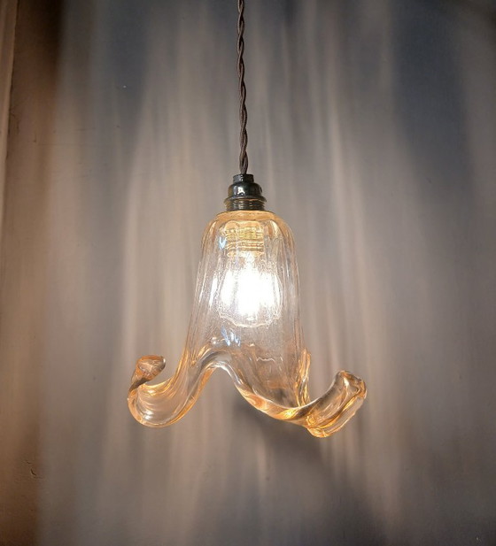 Image 1 of Lampada a sospensione vintage in vetro di Murano dalla delicata forma floreale.